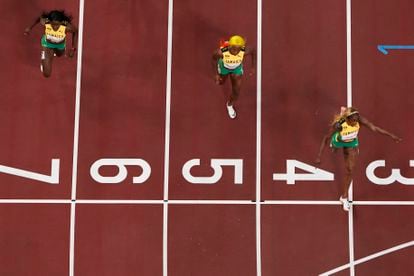 Las tres jamaicanas cruzan la meta en la final de los 100m esta tarde en el Estadio Olímpico de Tokio. 