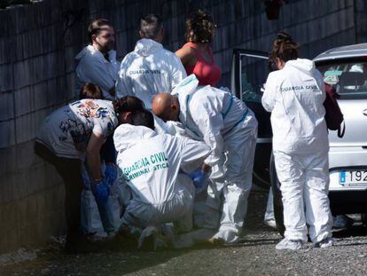 Agentes de la Guardia Civil inspeccionan el pasado lunes la zona donde se produjo el triple crimen.