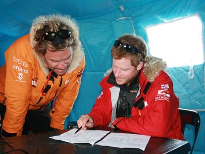 Dominic West junto al príncipe Enrique fotografiados durante una expedición en la Antártida en 2013.