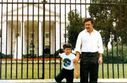 Pablo Escobar y su hijo Juan Pablo frente a la Casa Blanca en Washington DC, en 1981.