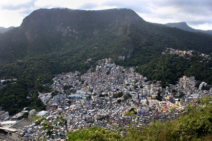 Vistas de la favela de Vidigal desde el Morro Dois Irmãos (533m), Río de Janeiro.