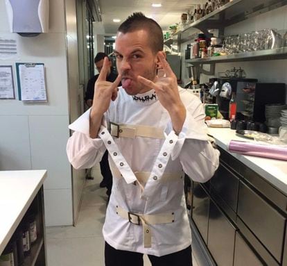 El cocinero Dabiz Muñoz, con el famoso uniforme a modo de camisa de fuerza para el personal de su restaurante StreetXo.