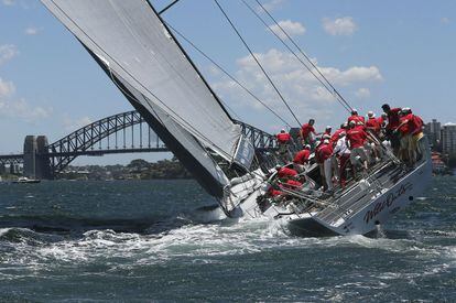 Un velero compite en una regata en la costa de Sydney (Australia).