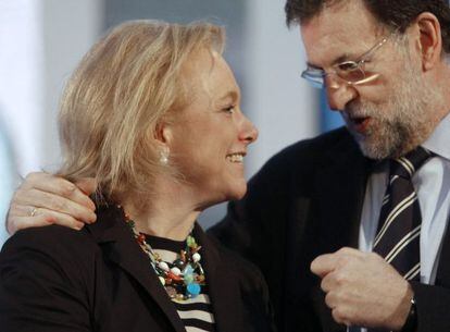 El presidente del Gobierno, Mariano Rajoy, y la candidata del PP a la presidencia del Principado, Mercedes Fernández, durante el mitin en Oviedo.