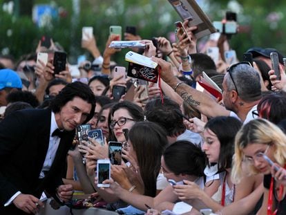 Decenas de fans tratan de fotografiarse con el actor Adam Driver, protagonista de 'White Noise', en la alfombra roja del festival de Venecia.
