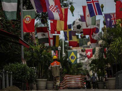 Calle de Río de Janeiro adornada para el Mundial de Rusia.