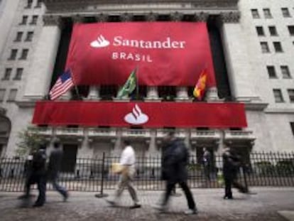 El logo de Banco Santander decora la fachada de la Bolsa de Nueva York.