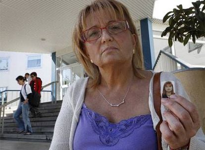 Montserrat Casares, madre de Sandra, ayer a las puertas del hospital.