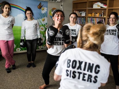 Husna entrena con otras miembros yazidíes de las Boxing Sisters en el campo de refugiados de Rwanga, en el Kurdistán iraquí.