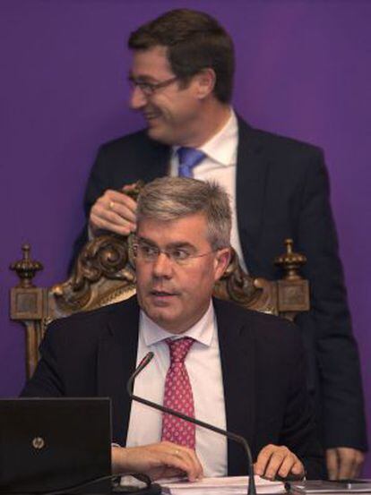 El alcalde de Jaén y el edil de Hacienda (detrás), en el pleno de este lunes.