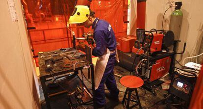 Un alumno de Formación Profesional en un taller.