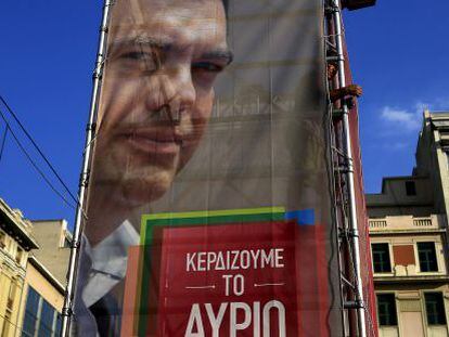 Un cartel electoral de Syriza con la imagen de su l&iacute;der, Alexis Tsipras, en las calles de Atenas