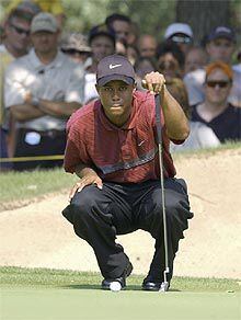 Tiger Woods estudia la caída de un <b></b><i>green.</i>