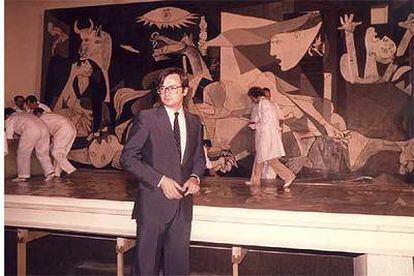 Javier Tusell ante el <i>Guernica</i> cuando regresó a España desde Nueva York y se ubicó en el Casón del Buen Retiro.
