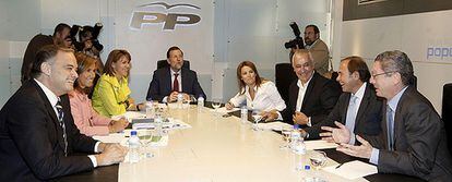 El presidente del PP, Mariano Rajoy (en el centro) con Esteban González Pons, Ana Mato, María Dolores de Cospedal, Soraya Sáenz de Santamaría, Javier Arenas, Pío García Escudero y Alberto Ruiz-Gallardón (de izqda. a dcha.) integrantes del nuevo Comité de Dirección de su partido.