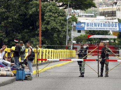 Un grupo de personas aguarda en el puente Simón Bolívar.