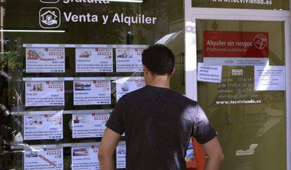 Vista de un escaparate de una inmobiliaria en Madrid.