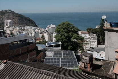 Paneles solares en Morro da Babilônia, en la ciudad de Río de Janeiro
