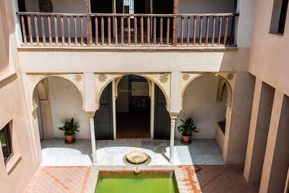 Pisar la residencia de las reinas de Granada. La visita a la Alhambra es obvia. Pero estos días de largas colas pueden prestarse a la improvisación. Dos consejos. 1: visitar la Casa árabe de Zafra, tesoro del Albaicín muy próximo a la carrera del Darro y que es un ejemplo asombroso y excelentemente conservado de una vivienda hispanomusulmana de los siglos XIV y XV, con pinturas murales originales de la época, desde la que hay unas vistas de la Alhambra asombrosas. Y 2: Descubrir el Cuarto Real de Santo Domingo (siglo XIII), un conjunto palatino de tamaño reducido, que perteneció a la reina Fátima o Aixa, la madre de Boabdil, y que ella utilizó como lugar de descanso y retiro durante los días de Ramadán. El espacio sedujo tanto a la reina Isabel I de Castilla que la llevó a comprárselo, "en virtud de los acuerdos de rendición firmados en Santa fe", que dictaban que los dueños podían seguir disfrutando de ellas, incluso si se marchaban de Granada.