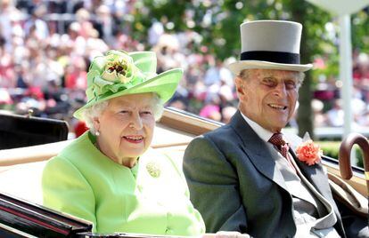 La reina de Inglaterra de verde fosforito con su esposo. La pareja no se pierde ningún año esta cita.