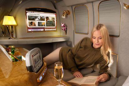 Tele, consola de juegos, minibar, champán... ¡y hasta un libro! En la dorada suite de Emirates conviene que el vuelo sea largo para gozar de tanto entretenimiento.