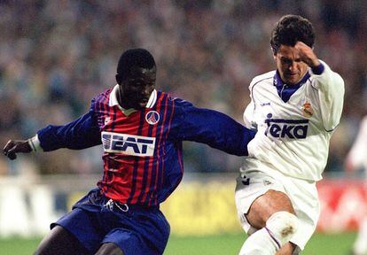 Weah y Chendo, durante un partido de la Recopa de 1994 en el Santiago Bernabéu. / MIGUELEZ SPORTS