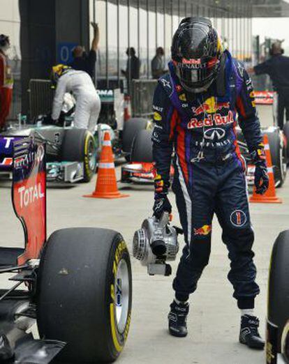 Vettel enfría los neumáticos tras conseguir la pole.