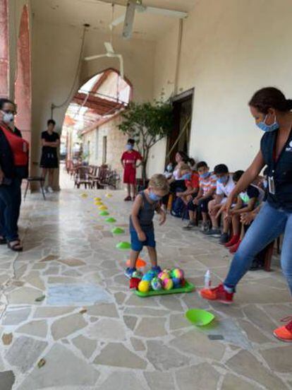 Actividades de juego que organiza la ONG libanesa Offrejoie en el barrio de Karantina.