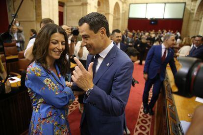 La líder de Vox en Andalucía, Macarena Olona, saluda al presidente en funciones de la Junta, Juan Manuel Moreno, antes del inicio de la sesión de constitución del Parlamento autónomo.