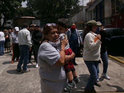 Cientos de personas evacuaron los edificios de los multifamiliares en Tlalpan, al sur de Ciudad de México, luego de que un sismo de 7,7 grados de magnitud sacudiera la Ciudad de México.