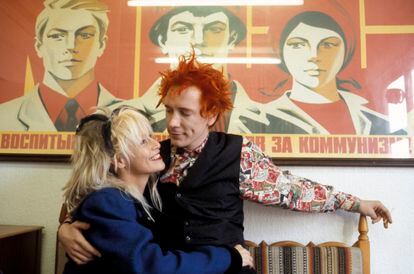 John Lydon, más conocido como Johnny Rotten, con su pareja, Nora Forster en 2001. 