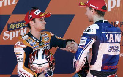 Pedrosa saluda a Lorenzo en el podio de Montmeló.