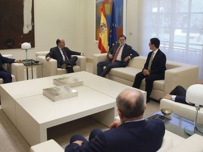 El presidente Mariano Rajoy conversa con Freddy Guevara (sentado en el mismo sof&aacute; a su izquierda) y con otros diputados venezolanos.