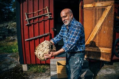 Un amable vecino de Sjöberg, durante un paseo por la isla de Runmarö, muestra la colmena que encontró en su tejado.