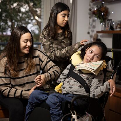 Nabila, Anamy y Emily, en el piso en el que viven en Barcelona.