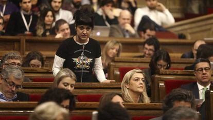 Anna Gabriel, de la CUP, en una sesión de control en el Parlament.