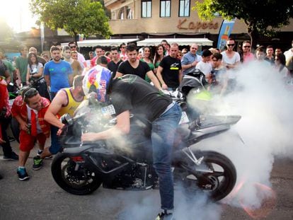 Un motorista es vitoreado por el público en la avenida principal de Jerez (Cádiz).