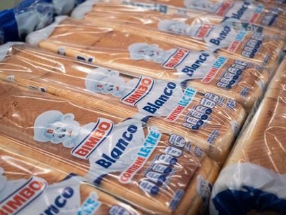 Diversos paquetes de pan de molde de la marca Bimbo.  