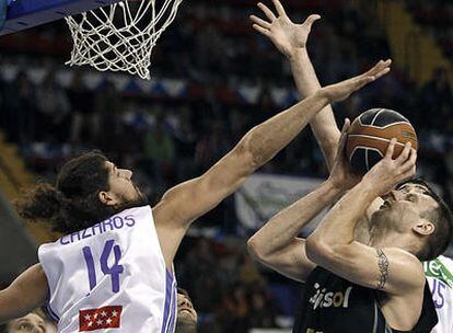 Andrew Betts intenta lanzar a canasta ante la oposición del pívot griego del Real Madrid Lazaros Papadopoulos