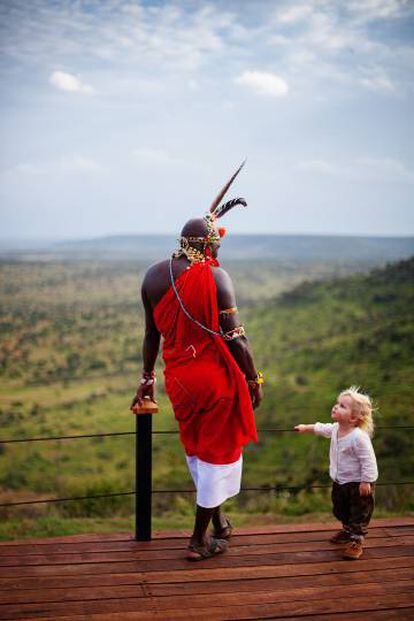 Un miembro del pueblo samburu, ataviado con la vestimenta tradicional, en la reserva de Loisaba, en Kenia. 