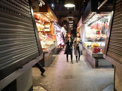 Puestos abiertos y cerrados en el mercado de la Boquería en Barcelona durante la huelga del 8 de noviembre.