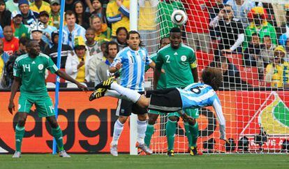 Heinze anota de cabeza el gol de la victoria de Argentina sobre Nigeria el pasado sábado.