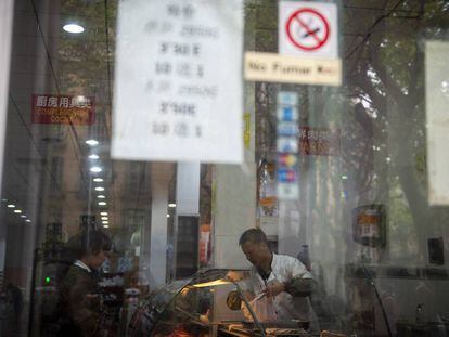 Un carnicero chino en el local que regenta en Barcelona