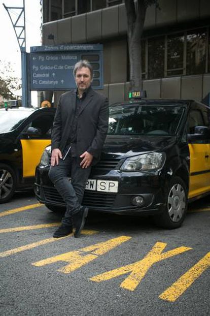 Carlos Zanón, esta semana, en una parada de taxis de Barcelona.