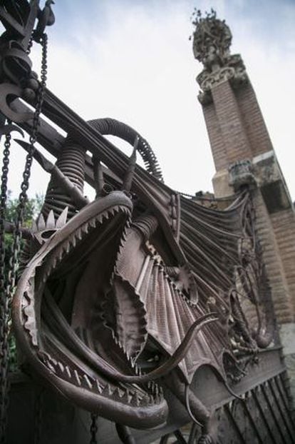 Detalle de la puerta de la Casa Güell, el primer trabajo de Antoni Gaudí para la familia