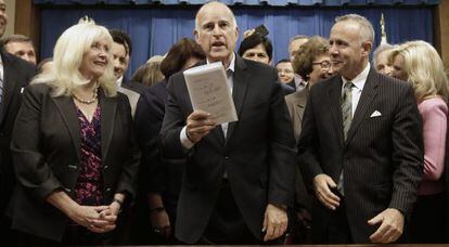El gobernador de California, junto con líderes republicanos y demócratas, celebra la aprobación de la nueva regulación sobre el agua, el 13 de agosto.