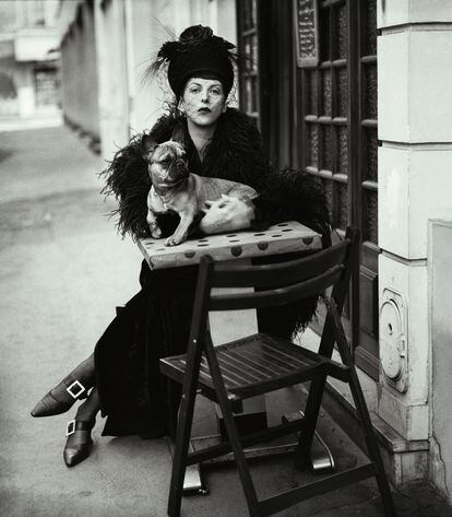 La editora de moda y modelo Isabella Blow, retratada en París en 1993 por Steven Meisel, una de las imágenes que se pueden ver en la exposición.