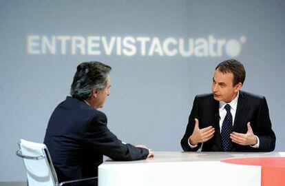 Iñaki Gabilondo ( izquierda) entrevista a José Luis Rodríguez Zapatero en Cuatro, el año pasado.