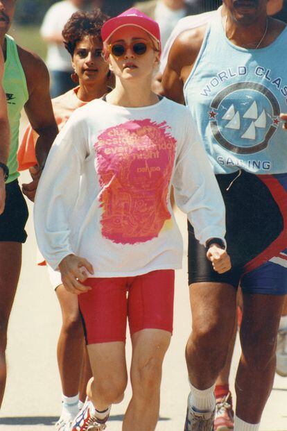 Es más normal ver a Madonna corriendo que de compras. Esta sudadera que llevó en los 80 para hacer deporte se la pondría hoy su hija LOurdes.