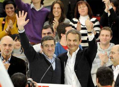Patxi López y José Luis Rodríguez Zapatero saludan en el mitin del PSE en Vitoria.